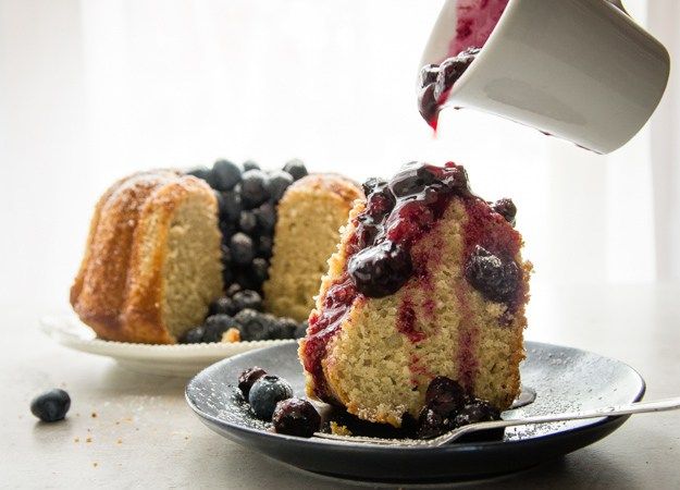 CAKE YOGURT W/FRUIT SAUCE