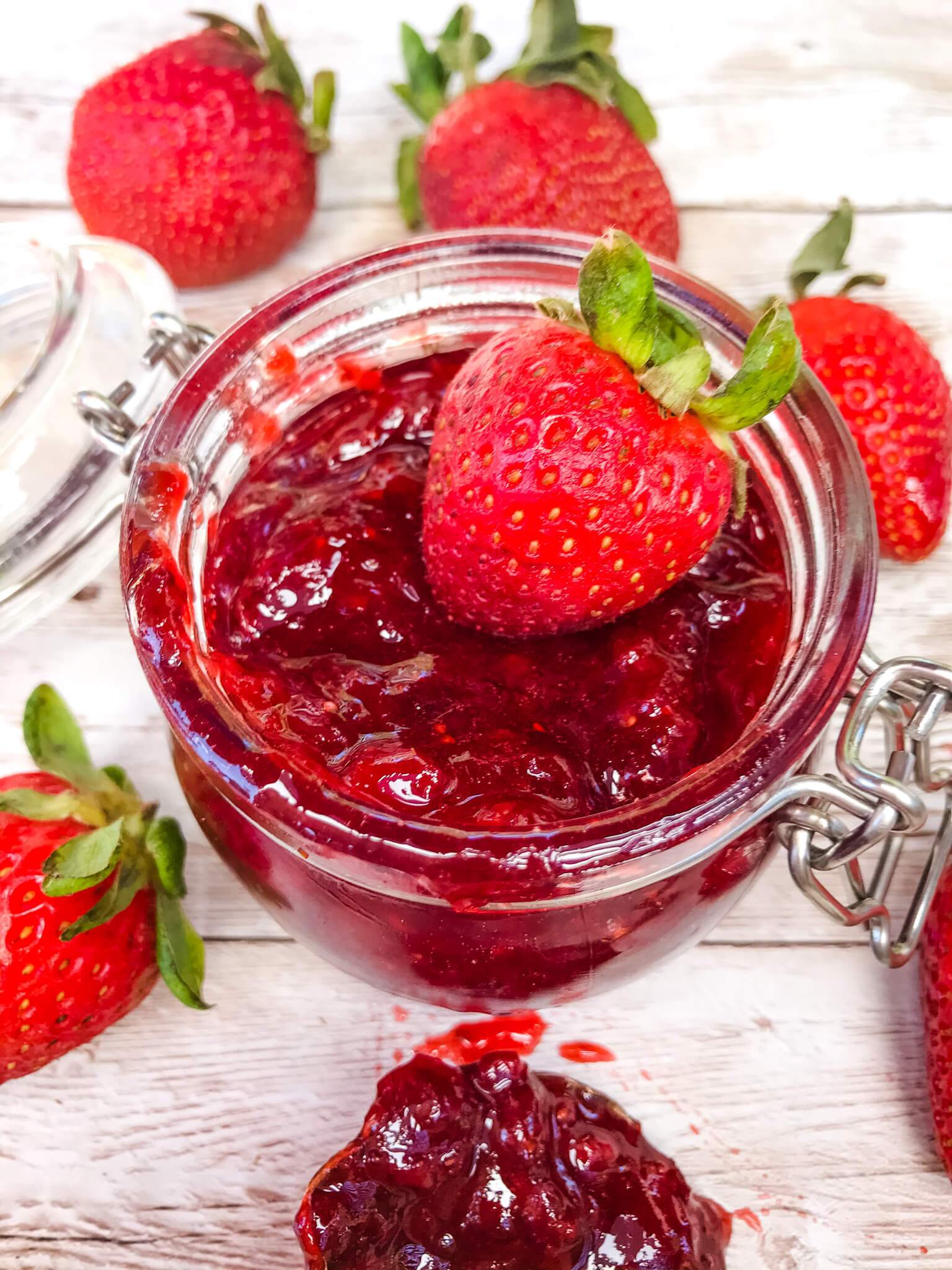 JAM STRAWBERRY IN JAR