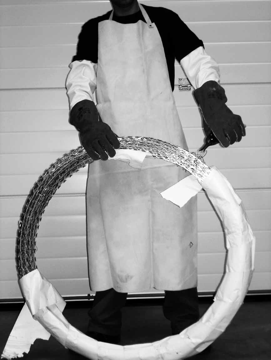 APRON FOR RAZOR WIRE, INSTALLATION